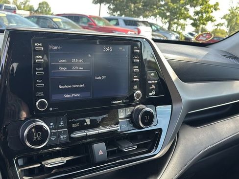 Used 2020 Toyota Highlander LE image 19