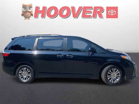 Used 2020 Toyota Sienna XLE image 2