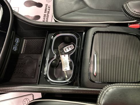 Used 2025 Chrysler Pacifica Premium FWD image 21