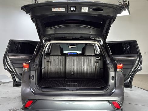 Used 2023 Toyota Highlander Limited image 16