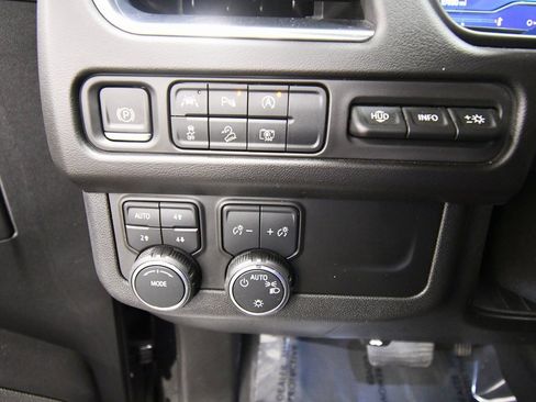 Used 2024 Chevrolet Suburban Premier image 20