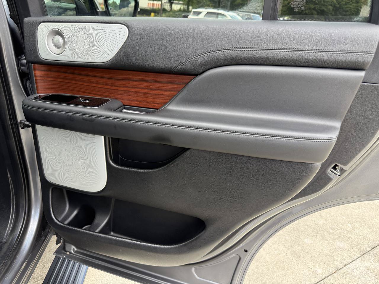 Used 2021 Lincoln Navigator Reserve w/ Luxury Package RWD image 13