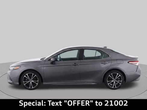 Used 2018 Toyota Camry SE FWD image 3