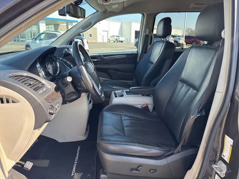 Used 2016 Chrysler Town & Country Touring-L w/ Driver Convenience Group image 13