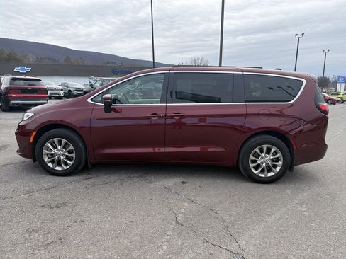 Used 2023 Chrysler Pacifica Touring-L image 7