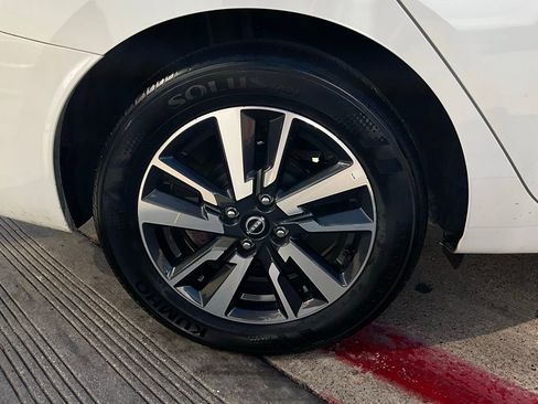 Used 2025 Nissan Versa SV image 9