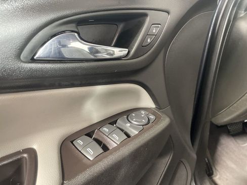 Used 2022 Chevrolet Equinox LS AWD/4WD image 9