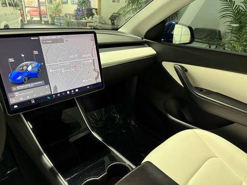 Used 2021 Tesla Model Y Long Range image 11