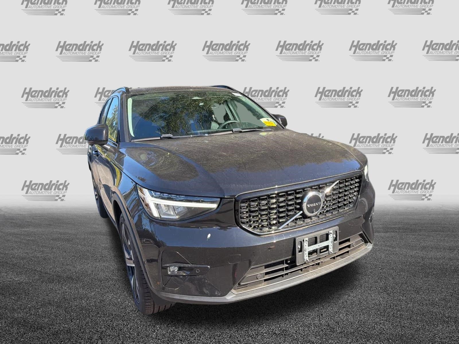 Used 2023 Volvo XC40 B5 Plus w/ Climate Package AWD/4WD image 3