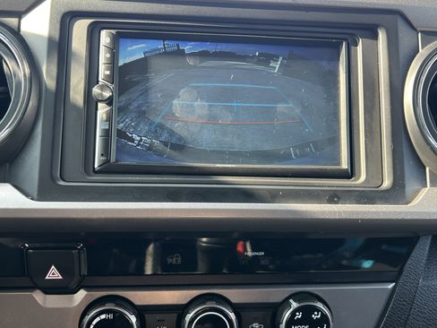 Used 2017 Toyota Tacoma SR5 w/ SR5 Appearance Package (SM) image 31