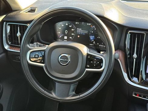 Used 2021 Volvo S60 T5 Momentum FWD image 12