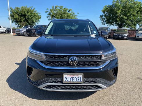 Used 2023 Volkswagen Taos SE w/ Panoramic Sunroof Package FWD image 2