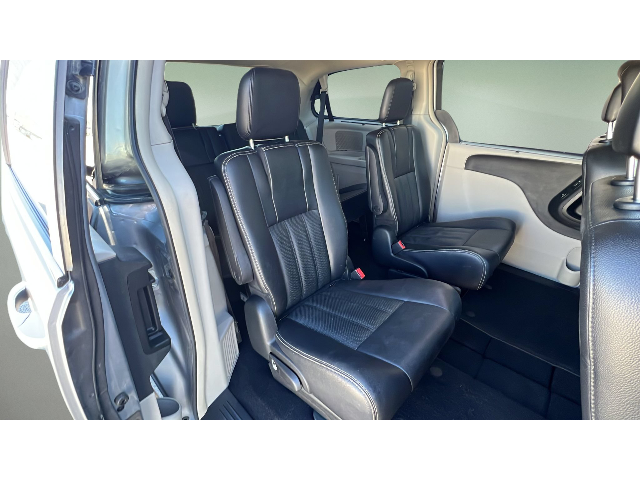 Used 2014 Chrysler Town & Country Touring-L w/ Driver Convenience Group FWD image 31