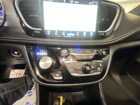 Used 2025 Chrysler Pacifica Limited FWD image 19