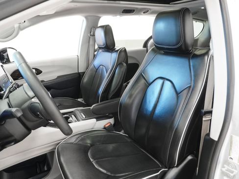 Used 2024 Chrysler Pacifica Limited image 9