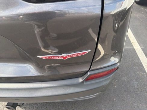 Used 2020 Jeep Cherokee Trailhawk image 4