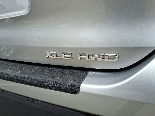 Used 2021 Toyota Highlander XLE AWD/4WD image 11