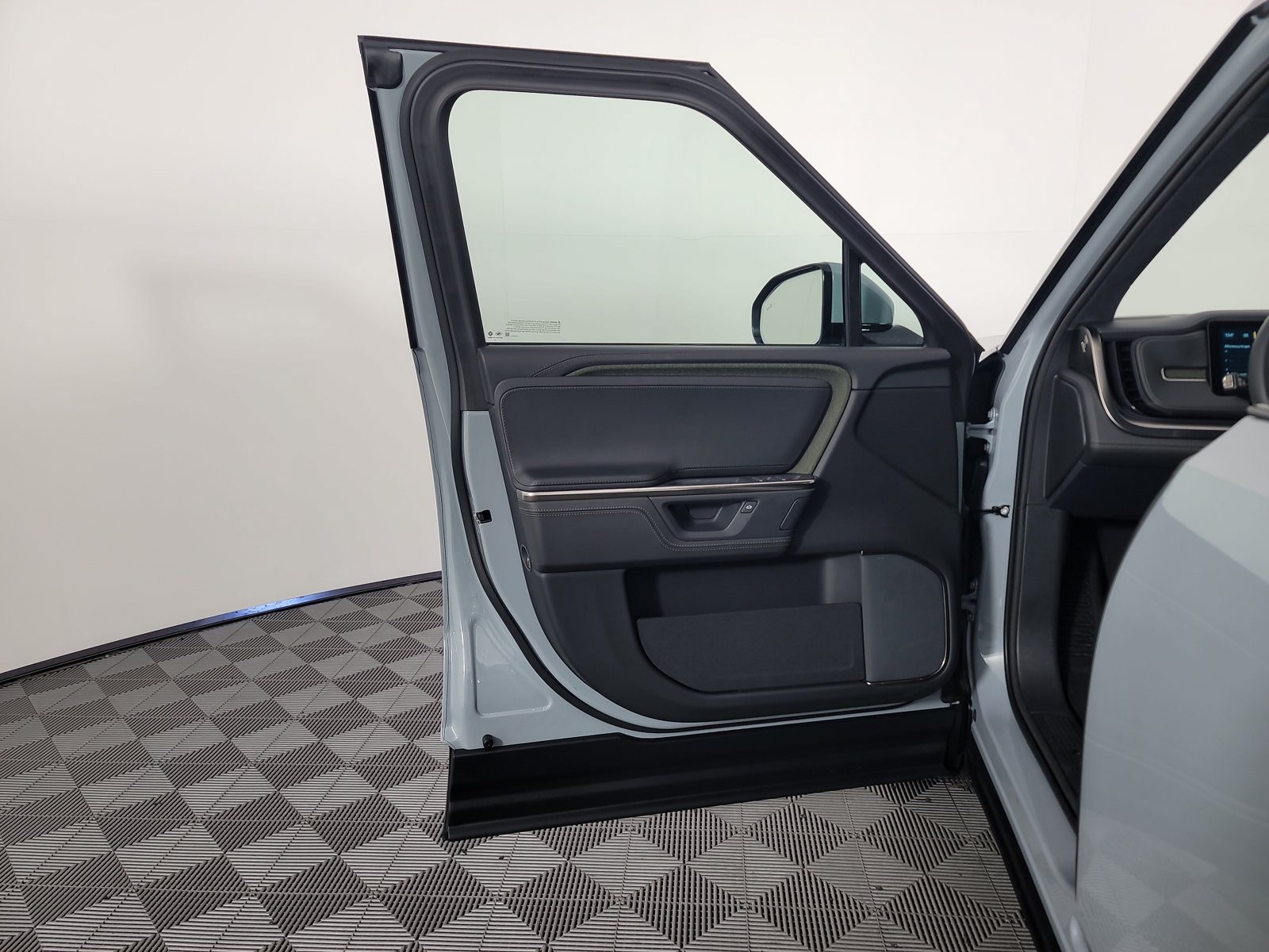 Used 2025 Rivian R1S Adventure Dual AWD/4WD image 16