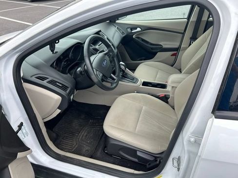 Used 2016 Ford Focus SE w/ SE Cold Weather Package FWD image 9