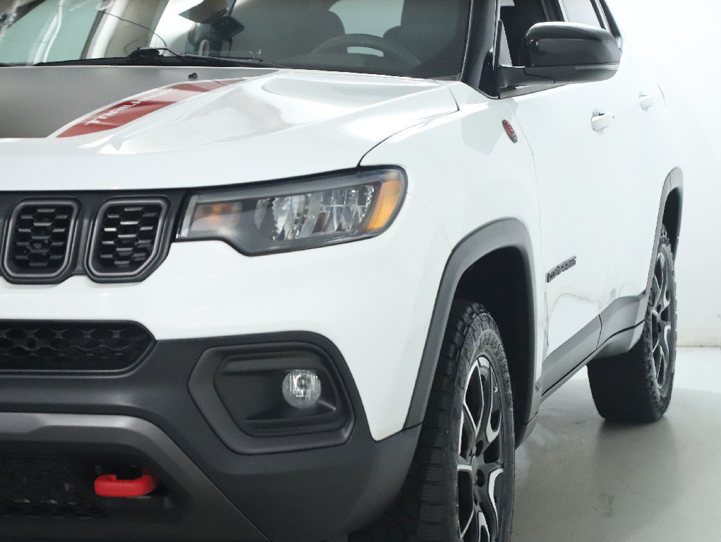 Used 2025 Jeep Compass Trailhawk AWD/4WD image 4