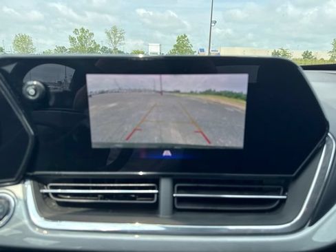 Used 2025 Chevrolet Trax LT FWD image 11