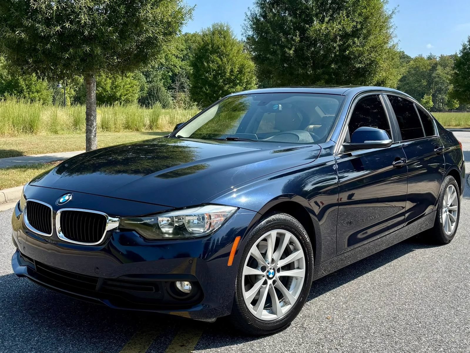 Used 2017 BMW 320i Sedan RWD image 1