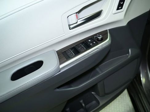 Used 2024 Toyota Sienna Limited image 27
