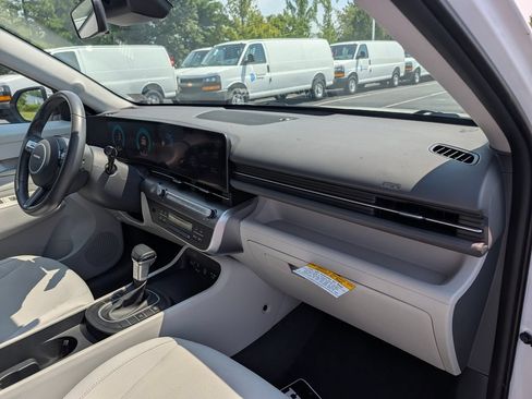 Used 2025 Hyundai Kona SEL FWD image 12