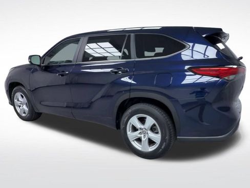 Used 2023 Toyota Highlander LE FWD image 6