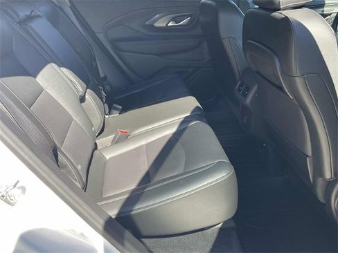 Used 2024 GMC Terrain SLT image 9