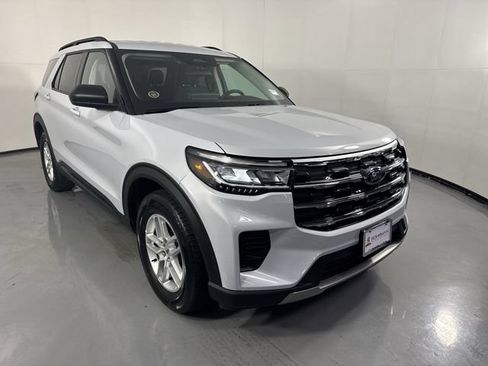 Used 2026 Ford Explorer Active AWD/4WD image 3