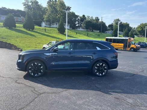 Used 2024 Kia Sorento EX w/ Panoramic Sunroof Package FWD image 6