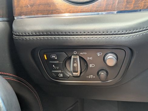 Used 2020 Bentley Bentayga AWD/4WD image 24