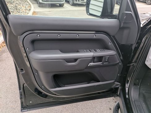 Used 2025 Land Rover Defender 130 X-Dynamic SE image 14