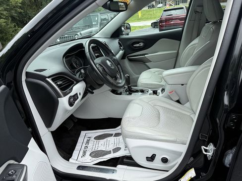 Used 2019 Jeep Cherokee Limited AWD/4WD image 11