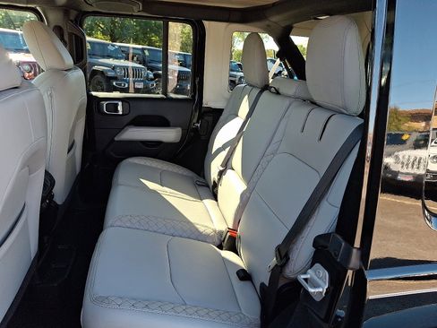 Used 2022 Jeep Wrangler Unlimited Sahara image 8