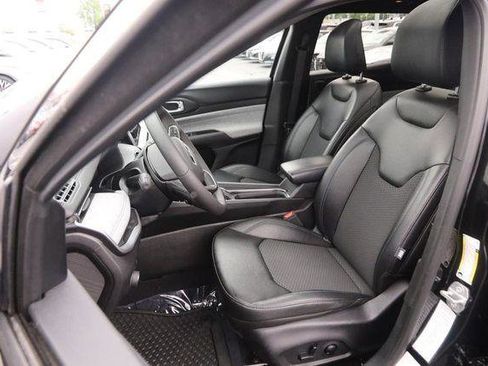 Used 2025 Jeep Compass Latitude w/ Sun & Sound Group AWD/4WD image 9