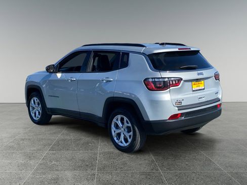 Used 2024 Jeep Compass Latitude AWD/4WD image 3