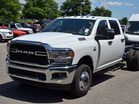 New 2024 RAM 3500 Tradesman w/ Chrome Appearance Group image 4