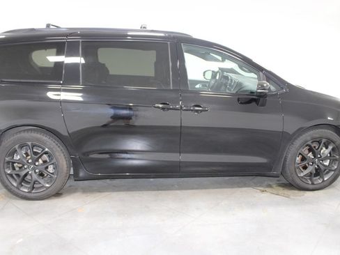 Used 2025 Chrysler Pacifica Limited FWD image 11