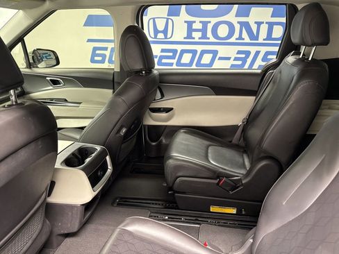 Used 2022 Kia Carnival LX image 16