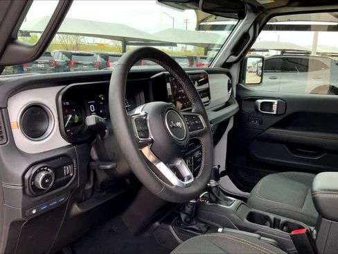 Used 2025 Jeep Wrangler Sahara image 17