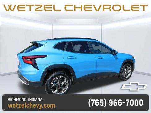 Used 2025 Chevrolet Trax LT FWD image 3