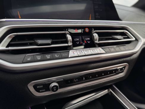 Used 2022 BMW X7 xDrive40i w/ M Sport Package AWD/4WD image 32