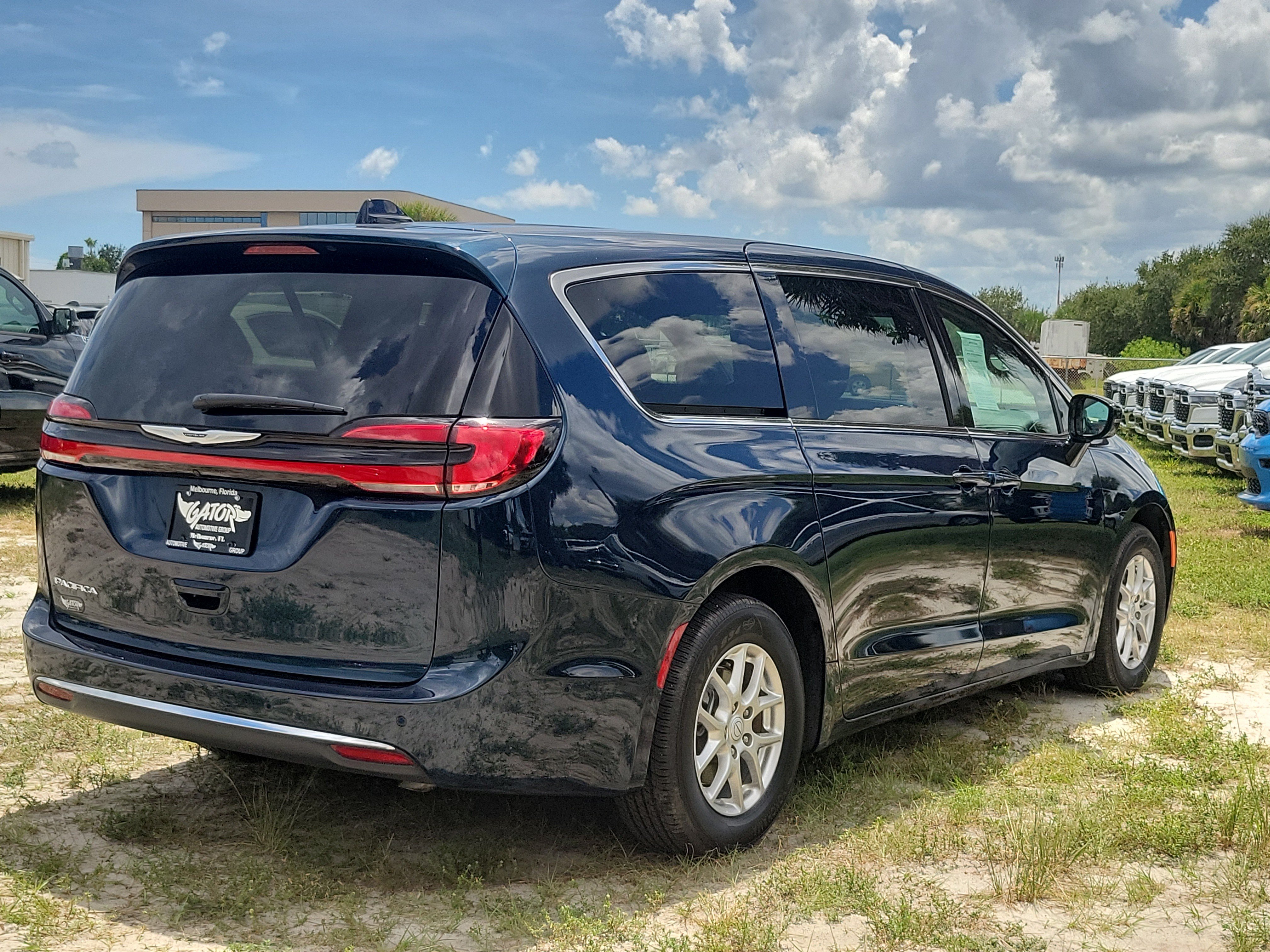 Used 2025 Chrysler Pacifica Select FWD image 4