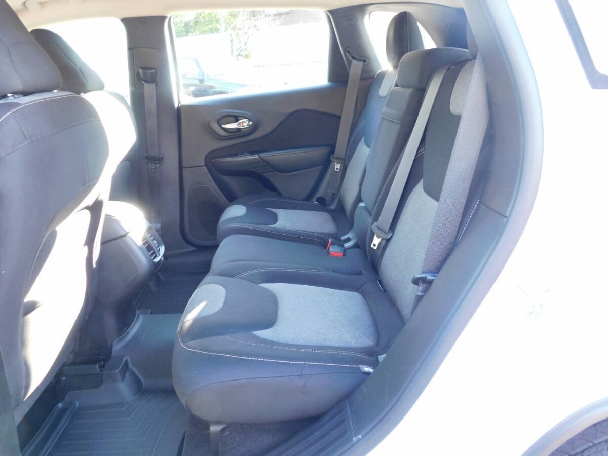 Used 2017 Jeep Cherokee Sport FWD image 6