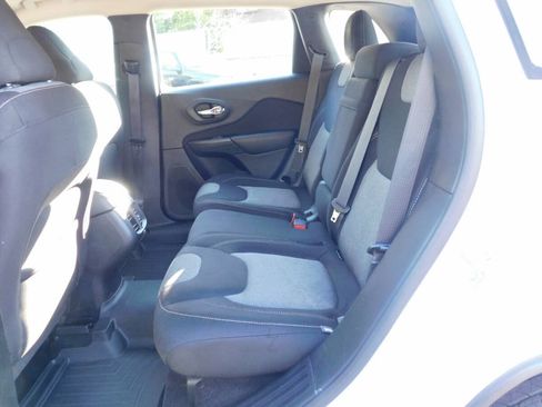 Used 2017 Jeep Cherokee Sport FWD image 6