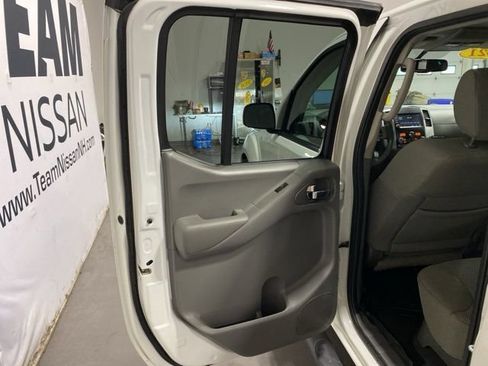 Used 2021 Nissan Frontier SV w/ Midnight Edition Floor Mats AWD/4WD image 23