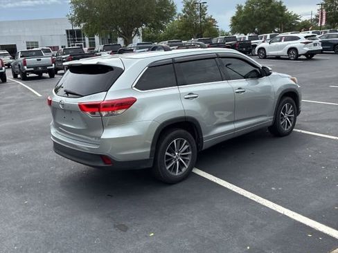 Used 2018 Toyota Highlander XLE image 3