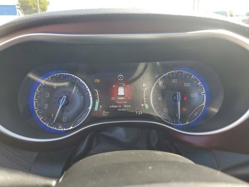 Used 2020 Chrysler Pacifica Limited image 28